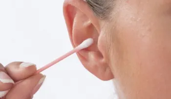 Autoridades sanitarias advierten de los peligros de usar bastoncillos en el oído