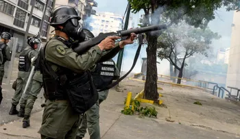Guardia Nacional de Venezuela lanza bombas lacrimógenas dentro de hospitales