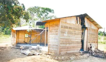 Desconocidos lanzan bombas  y queman iglesia