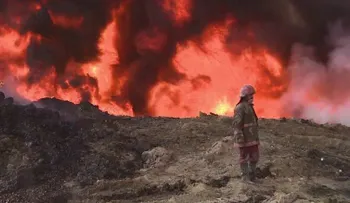El legado tóxico de ISIS: los iraquíes combaten los incendios en los pozos petroleros