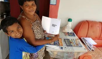 La conmovedora historia del niño de 11 años que le está enseñando a leer a su mamá en Brasil