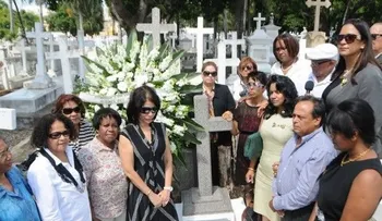 PRD realiza ofrenda en tumba de Yolanda Guzmán