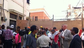 Residentes en zona colonial se amotinan en lugar donde colapsó hotel 
