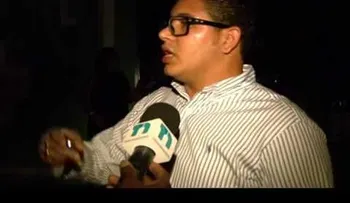 Agentes AMET se llevan carros de la acera del Centro Olímpico  