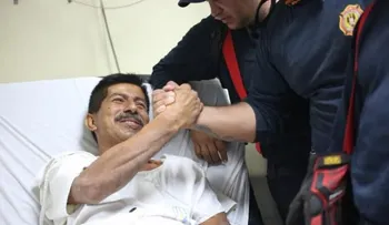 Hombre sobrevive bebiendo su orina tras 40 horas atrapado en escombros