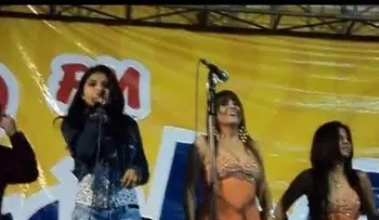 Video: Chica del público sube a cantar y se roba el show 