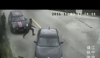 Un chino acaba con su coche en un río al confundir los pedales