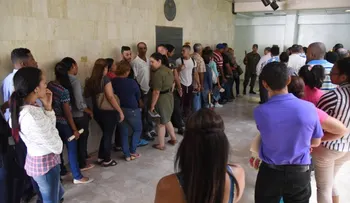 Abarrotan oficinas de Pasaportes en Santiago ante falsa oferta de visas gratis