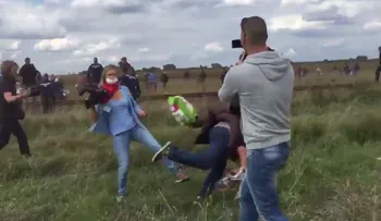 Camarógrafa húngara lamenta haber golpeado a inmigrantes