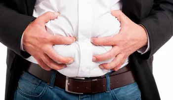 Comer rápido como un "glotón" te puedes provocar un fuerte dolor abdominal y exceso de gases