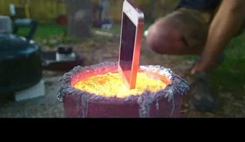 Esto es lo que pasa al sumergir un iPhone en aluminio fundido