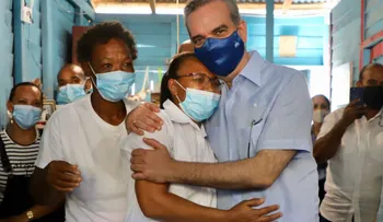 Programa "Pinta tu Barrio" beneficiará a más de 2,000 familias santiagueras; presidente Abinader da primer rolazo