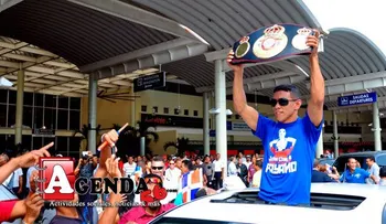 Reciben como héroe nacional al campeón súper-gallo Juan Carlos Payano