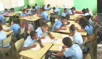 No es un vertedero, es la parte trasera de una escuela en La Romana