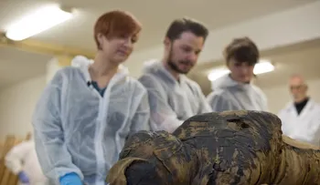 El misterio de una momia egipcia embarazada y su traslado a Polonia