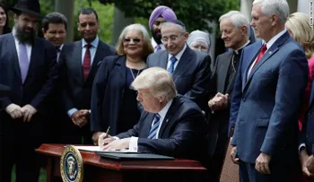 Trump sorprendió a los militares cuando dijo que los soldados no podían recibir cosas religiosas