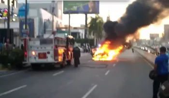 Vehículo público se incendia en plena avenida 27 de Febrero