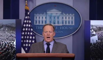 El regaño del secretario de prensa del presidente Trump a los medios