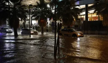 Lluvias torrenciales causan inundaciones y suspensión de transporte en Valencia, España
