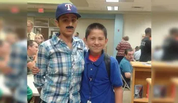 Una mamá se viste de hombre para acompañar a su hijo en el día con papá de la escuela