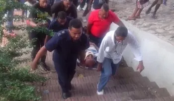 Hombre se lanza de un puente en Santiago