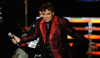 Juan Gabriel le preguntaron si era gay; respondió: "lo que se ve no se pregunta"