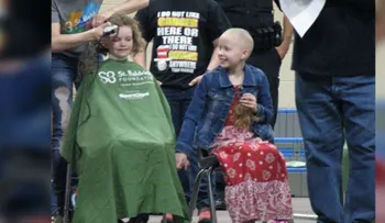 80 niños se afeitaron la cabeza para apoyar a su amiga con cáncer