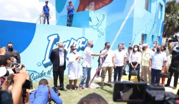 Abinader cree que en plantas de desalinización está el futuro del agua