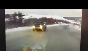 Una mujer embarazada sale volando de una ambulancia en un accidente