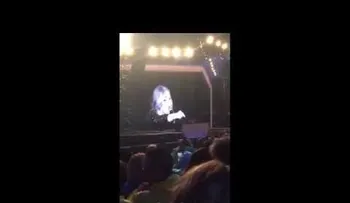 "Estoy aquí, en tu vida": La cantante Adele regaña a una fan por grabarla en un concierto (VIDEO)