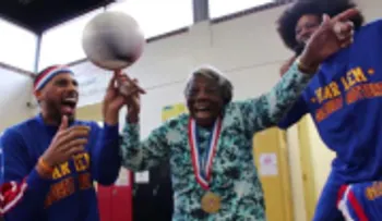 Abuela de 107 años que bailó con Obama, se divierte con Harlem Globetrotters