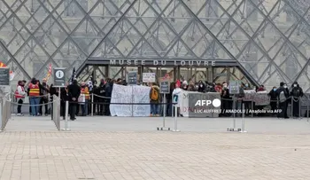 Estudiantes bloquean el Museo del Louvre en apoyo a protestas nacionales en Francia