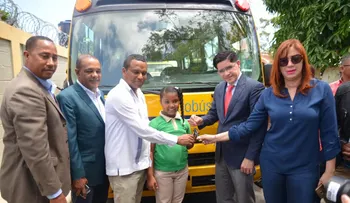 Danilo Medina hace realidad sueño de cientos estudiantes de Miches; con modernos autobuses 
