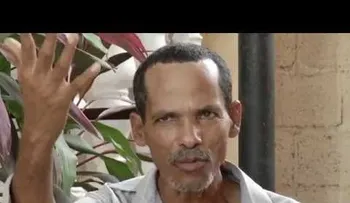 Hombre dedicado a venta de periódicos es personaje pintoresco de Haina