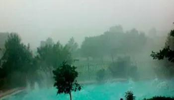 Filma su patio durante una tormenta de granizo, y presta atención a la piscina? (VIDEO)