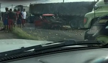 Aparatoso accidente deja dos muertos en triple choque en la autopista Duarte