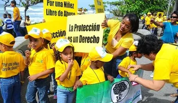 Niños marchan contra el maltrato