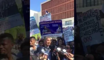 Ex policías protestan frente al CN y mandan "al carajo" la disciplina  (VIDEO)