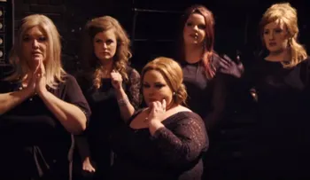 La cantante Adele se infiltra en concurso para hallar su doble (VIDEO)
