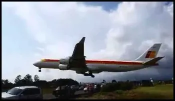 Un inmenso avión pasa a pocos metros por encima de los coches en Costa Rica