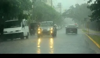 COE emite alerta verde en 11 provincias por onda tropical