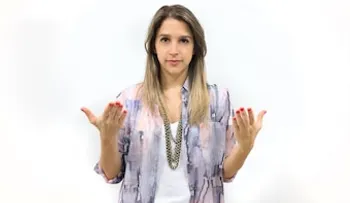 ¿Qué puede expresar una persona que cruza los brazos al hablar?