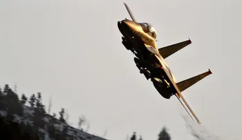 Mandan aviones militares F-15 para interceptar una aeronave cerca de una residencia de Trump