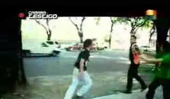 Terrible pelea entre un borracho y un policía (VIDEO)