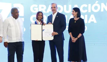 Abinader lidera graduación y amplía escuela en Santiago