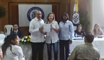 Juramentan a 83 extranjeros como dominicanos