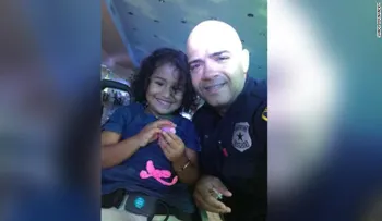 Internet se conmueve: Un policía le pidió a una niña de 6 años en silla de ruedas que bailara con él