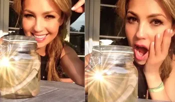 Thalía muestra las costillas que se sacó dentro de un frasco