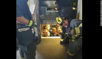 Foto de un bombero que se burla de 12 policías atrapados en un ascensor se vuelve viral