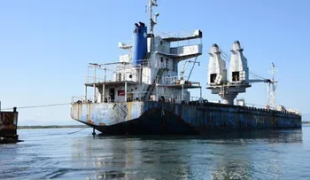 Medio Ambiente retira embarcación con contaminantes que amenazaba los Manglares de Estero Balsa